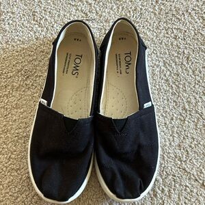 Girls size 2.5 Toms shoes
